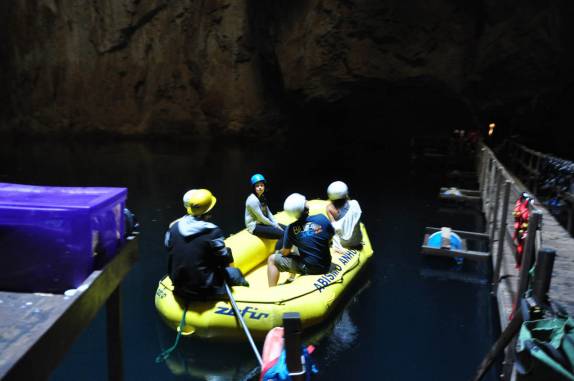 Início de passeio de barco no lago do Abismo de Anhumas, em Bonito, no Mato Grosso do Sul